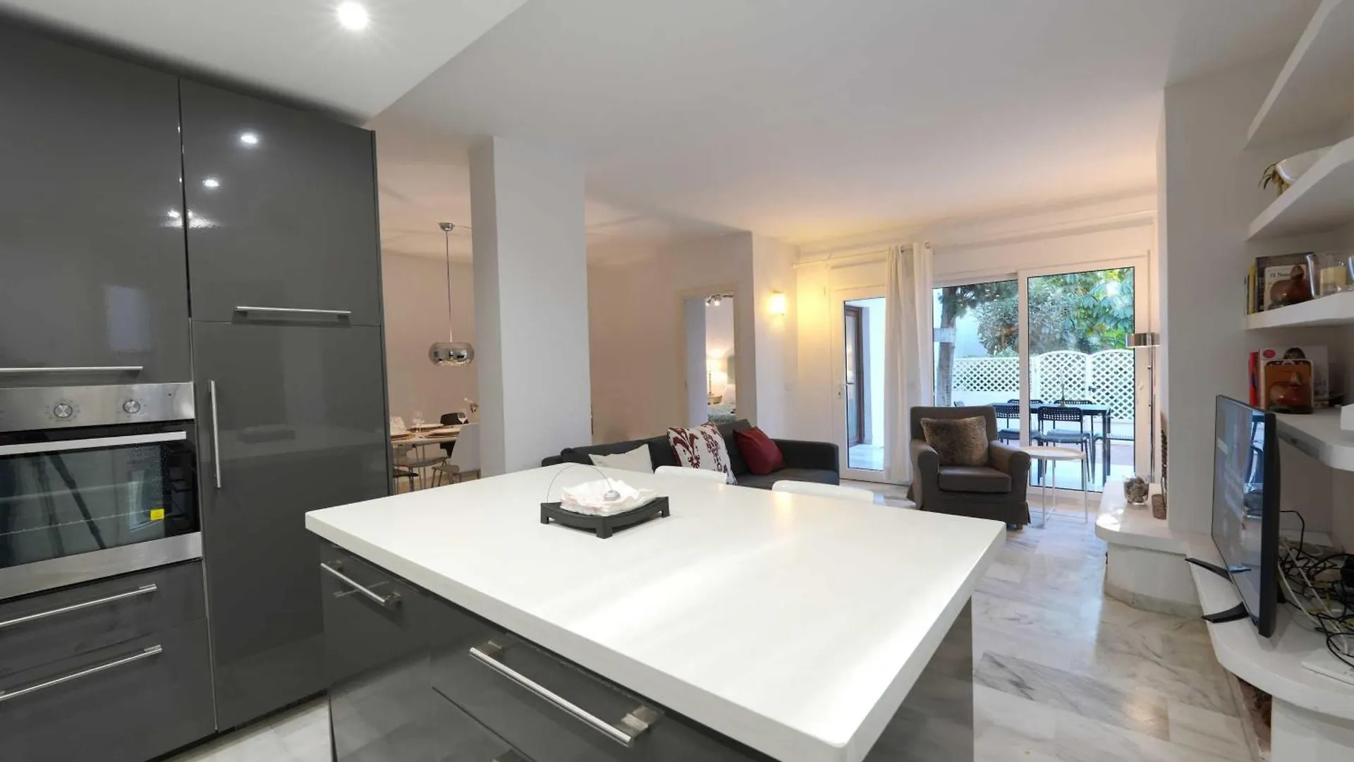 2039 Cozy Beachfront Apartment On Golden Beach Marbella
