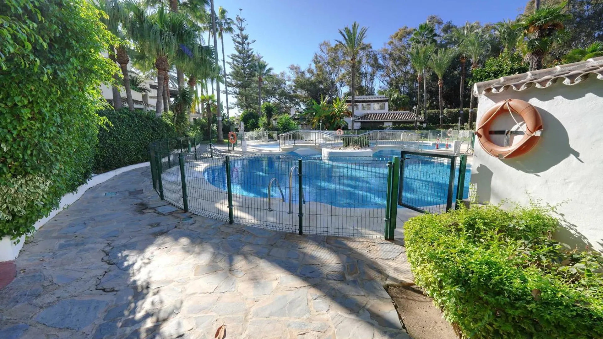 2039 Cozy Beachfront Apartment On Golden Beach Marbella Hiszpania