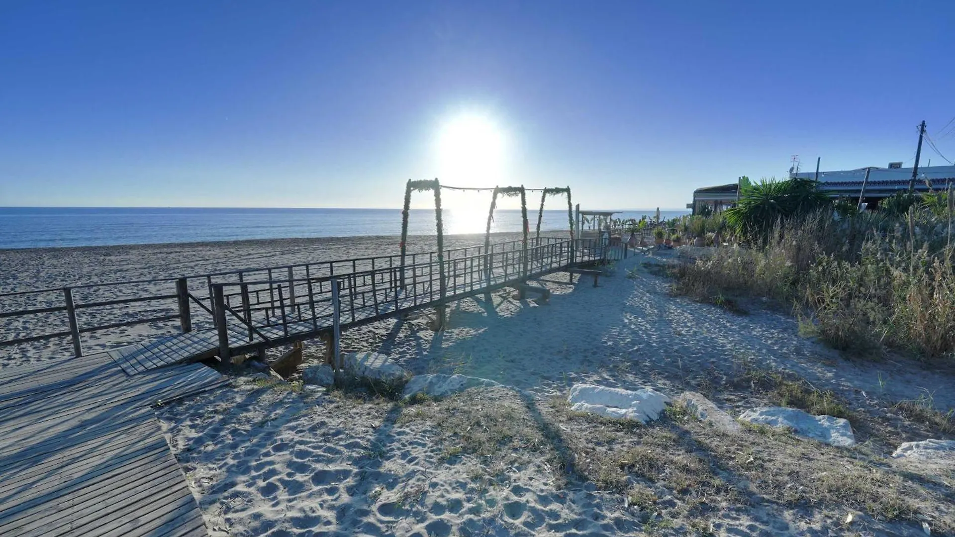 2039 Cozy Beachfront Apartment On Golden Beach Marbella